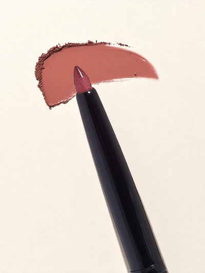 Lip pencil in the color Diablotin Red