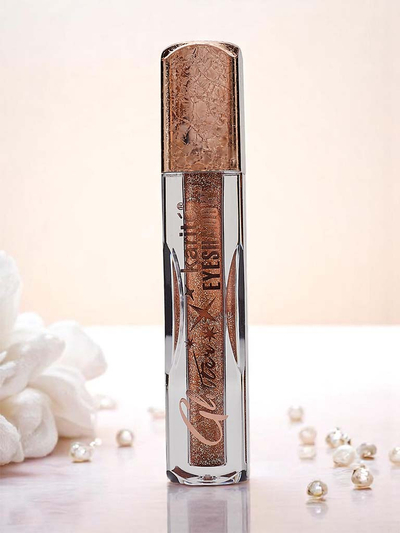 Shimmering liquid eyeshadow in the color Soil