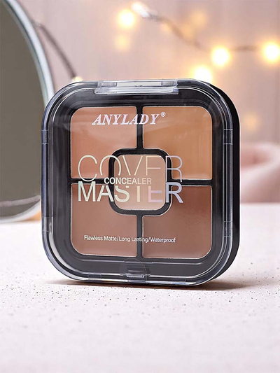 Mattifying and waterproof contouring palette with 5 nude concealers in shade 02