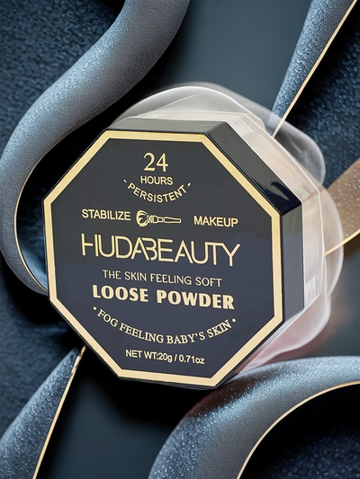 Loose face powder with a natural finish effect