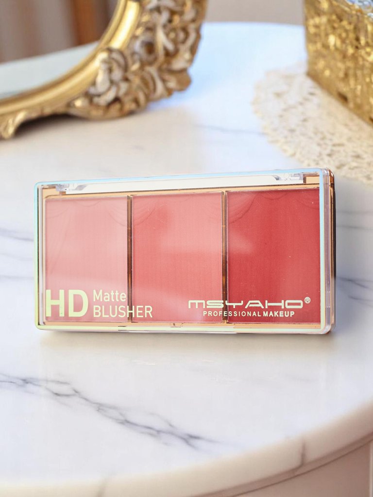 Palette of 3 shades of matte blush for cheeks color Wine Rose