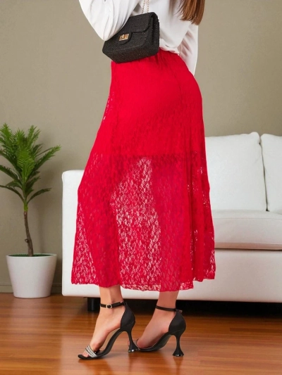 Женская юбка-миди Royalfashion с кружевом. Женская юбка-миди из легкой ткани. Модель с подкладкой и верхним слоем кружева, с эластичным поясом на резинке. Юбка отлично подойдет на осень! ВНИМАНИЕ: Точность измерений (+/-) 1