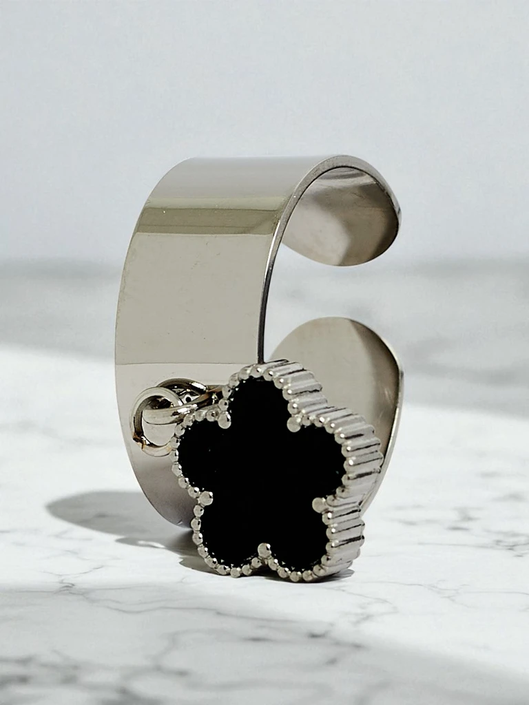 Браслет-обруч Dolce Vita с декоративными шармами