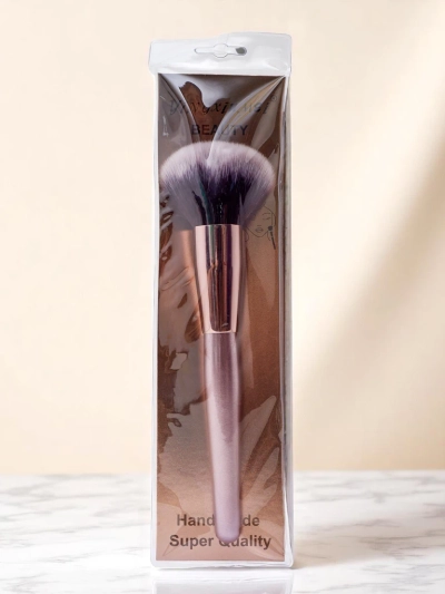 Makeup brush for applying powder
