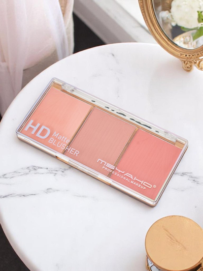 Palette of 3 shades of matte blush for cheeks in the color Terracotta Rose