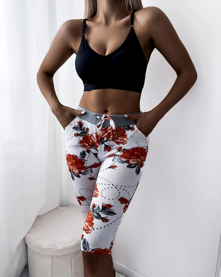 Женские белые шорты длиной 3/4 с красными цветами PLUS SIZE - Одежда