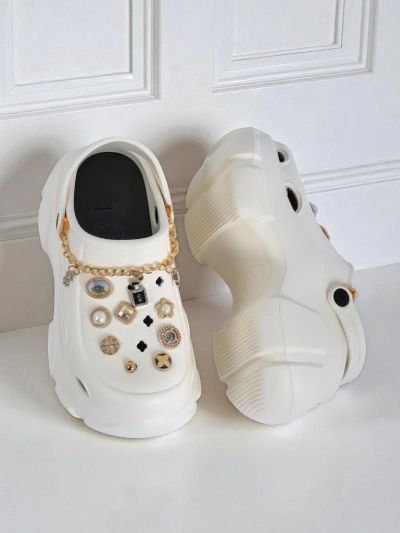 Caligae Aurelia Bianca sandals with chain decorations in a glamour style