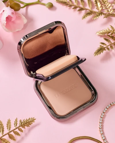 Luxelux long-lasting powder in a compact 03