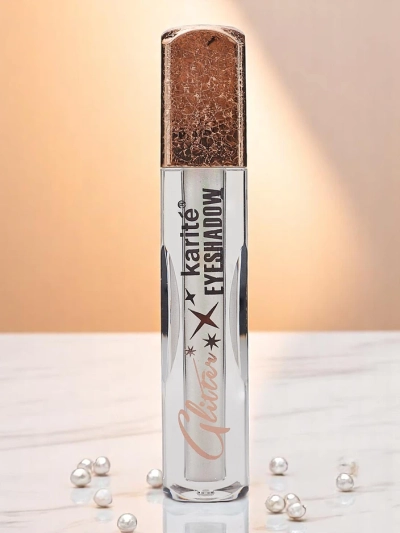 Shimmering liquid eyeshadow in color Pearl