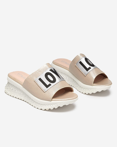 Naiste beežid läikivad sussid kirjaga Sosha- Footwear