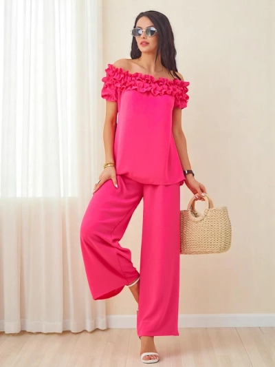 Royalfashion Naiste komplekt, millel on õlgadelt avatud lühikeste varrukatega pluus ja dekoratiivne kaelus ning laiad püksid