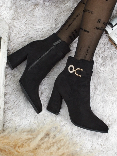 Женские ботильоны Victi из эко-замши на каблуке-столбике