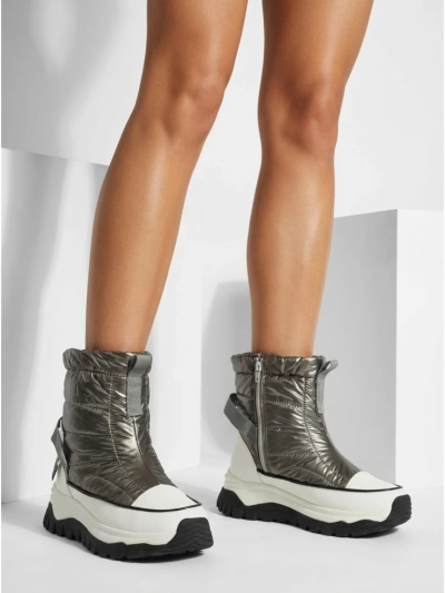 Naiste a'la lumesaapad Livvo