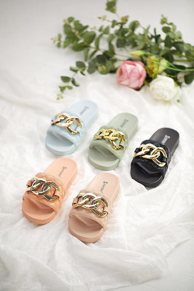 Royalfashion Бежевые женские стеганые шлепанцы с золотой цепочкой Eteris