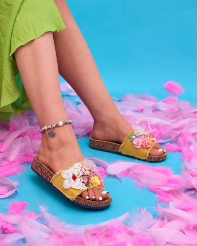 Women's slippers with fabric flowers in Ososi yellow - Footwear