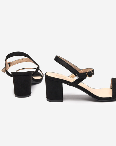 Mustad sandaalid postil, Usopi - Jalatsid