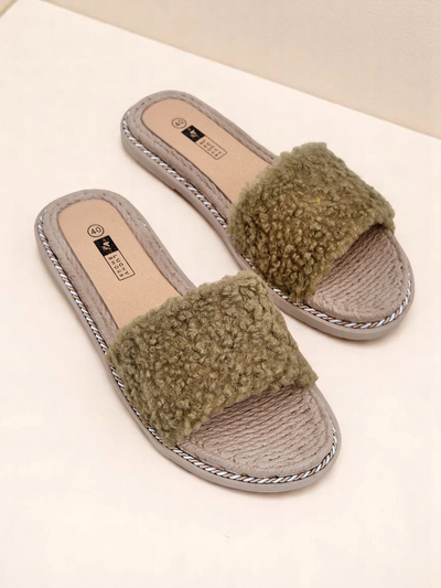 Royalfashion Naiste karusnahksete detailidega plätud Cozy Step