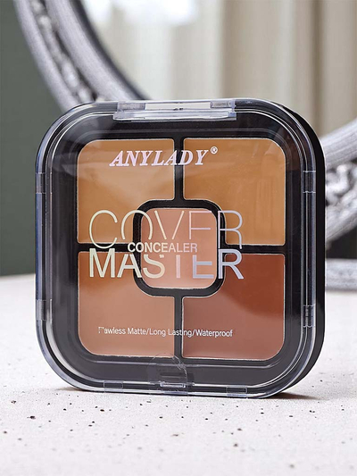 Matte and waterproof contouring palette with 5 nude concealers in shade 03