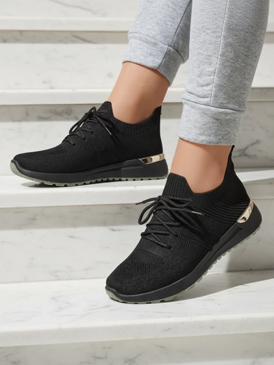 Женские кроссовки Mistrale черного цвета на плоской подошве