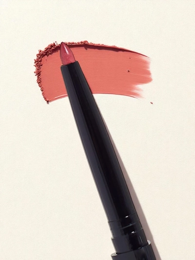 Lip pencil in the color Soft Raspberry
