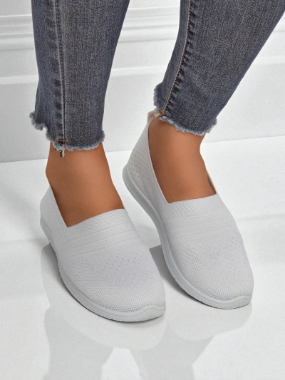 White Ariadne women's ballerinas made of breathable fabric on a flat sole