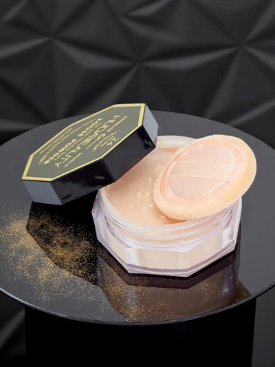 Loose face powder with a natural finish effect