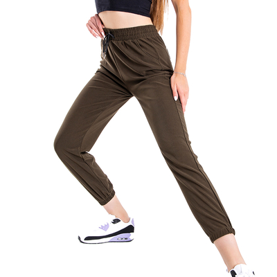 Зеленые женские спортивные штаны с надписью