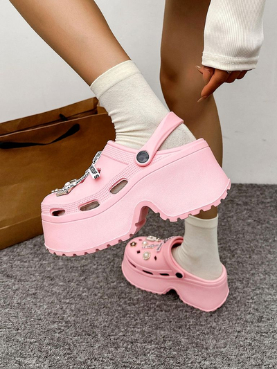 Резиновые шлепанцы Royalfashion для женщин с декорациями Dellos
