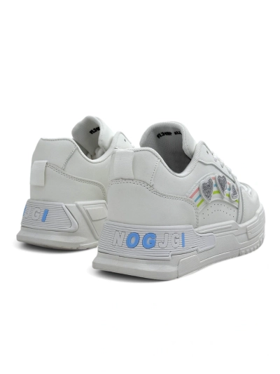 Royalfashion Naiste Sneakerid, millel on sädelus.