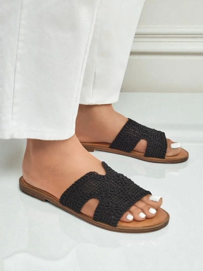 Летние женские шлепанцы Callisto черные с ажурным верхом на плоском каблуке