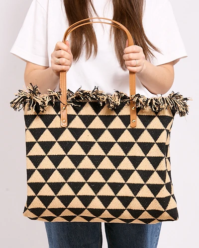 Коричневая женская плетеная сумка с золотой фурнитурой