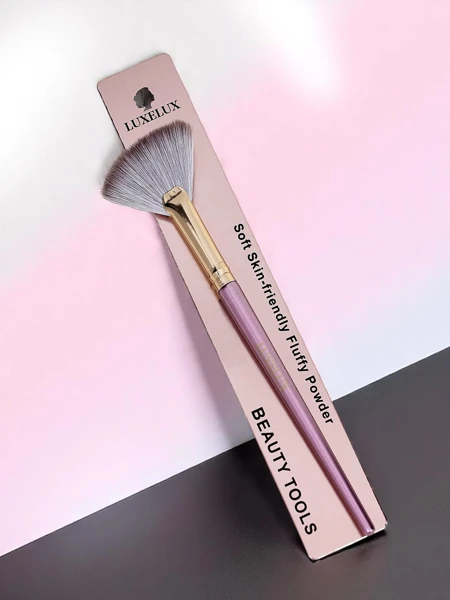 Highlighter makeup brush