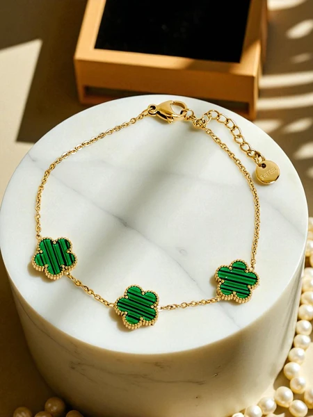 Aurelia Bianca käevõru roheliste pärlitooni lilledega, kullatud