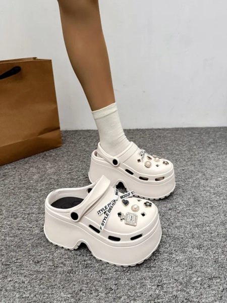 Royalfashion Naiste kummisaapad dekoratsioonidega Dellos